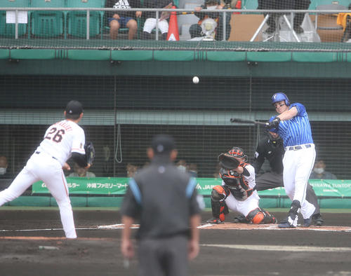 巨人対DeNA 1回表DeNA1死、先制本塁打を放つオースティン。投手高橋(撮影・河野匠)