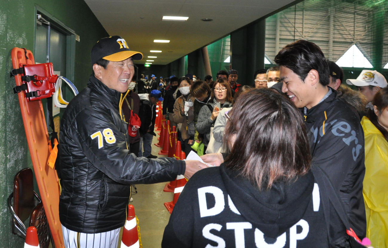 阪神平田2軍監督は雨の中来てくれたファンのために自身の名刺カードを配り、写真撮影を行う