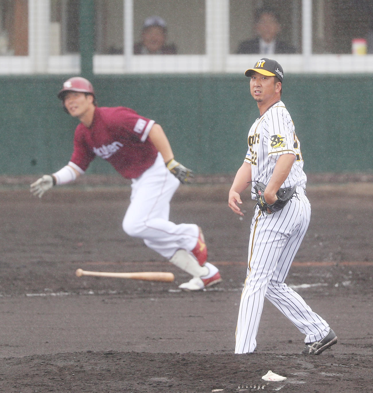 練習試合　阪神対楽天　3回表楽天1死満塁、島内に満塁本塁打を浴びる藤川（撮影・前田充）