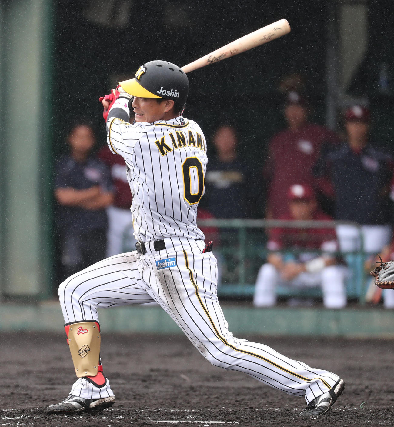 練習試合阪神対楽天　3回裏阪神無死一、二塁、左中間フェンス直撃の2点適時三塁打を放つ木浪聖也（撮影・清水貴仁）