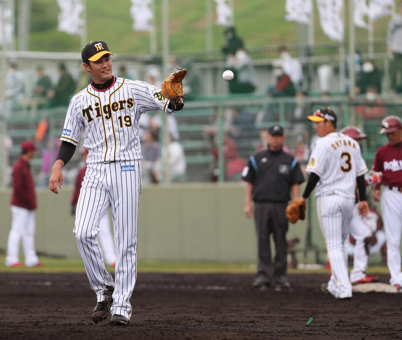 練習試合阪神対楽天　6回表楽天1死一、三塁、小深田大翔の投前スクイズで一塁に悪送球してしまう藤浪晋太郎（撮影・清水貴仁）