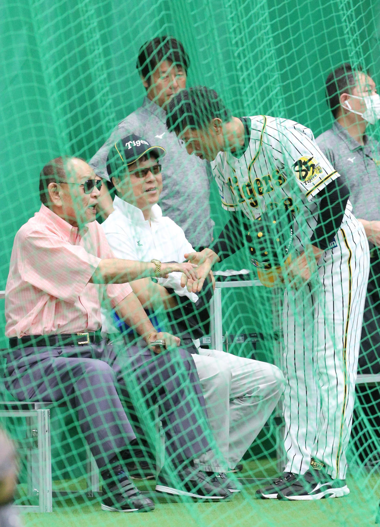 宜野座を訪れた江夏豊氏（左）にあいさつする矢野監督（撮影・上山淳一）