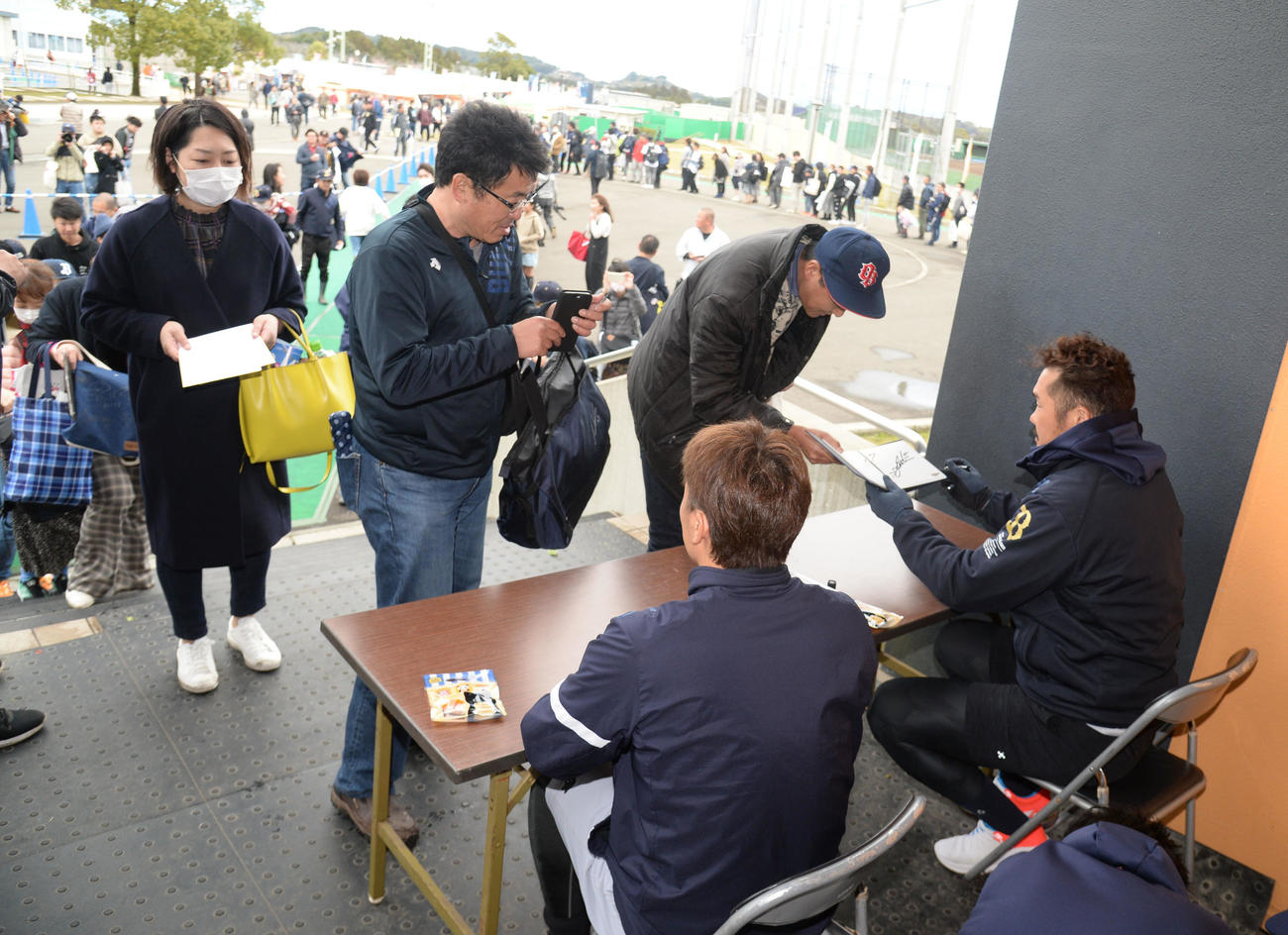 コロナウイルス問題で今キャンプ最後になったサイン会（撮影・渦原淳）