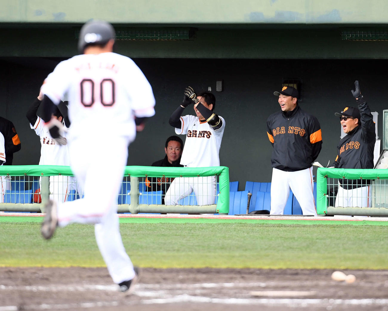 巨人対広島　9回裏巨人2死三塁、代打で育成の小山の勝ち越し打に笑顔を見せる阿部2軍監督（撮影・たえ見朱実）