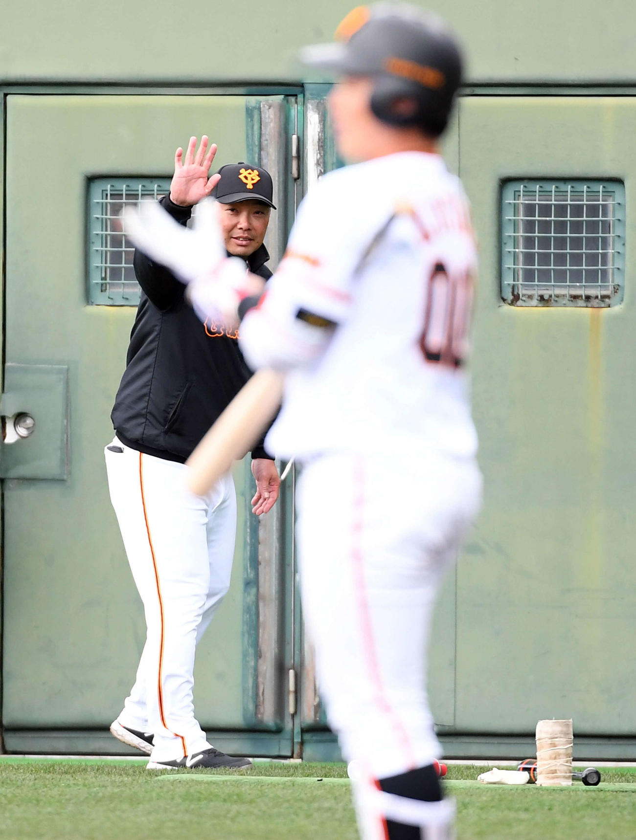 巨人対広島　9回裏巨人2死三塁、代打で育成の小山を送る阿部2軍監督（撮影・たえ見朱実）