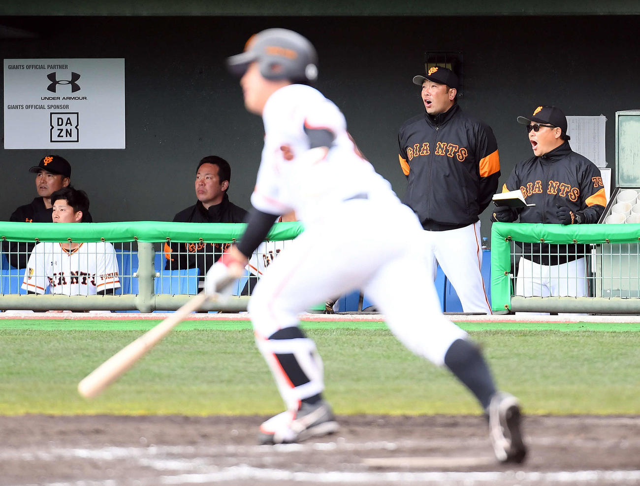 巨人対広島　9回裏巨人2死三塁、代打で育成の小山が右中間に勝ち越しの適時二塁打を放ち、びっくりした表情の阿部2軍監督（撮影・たえ見朱実）