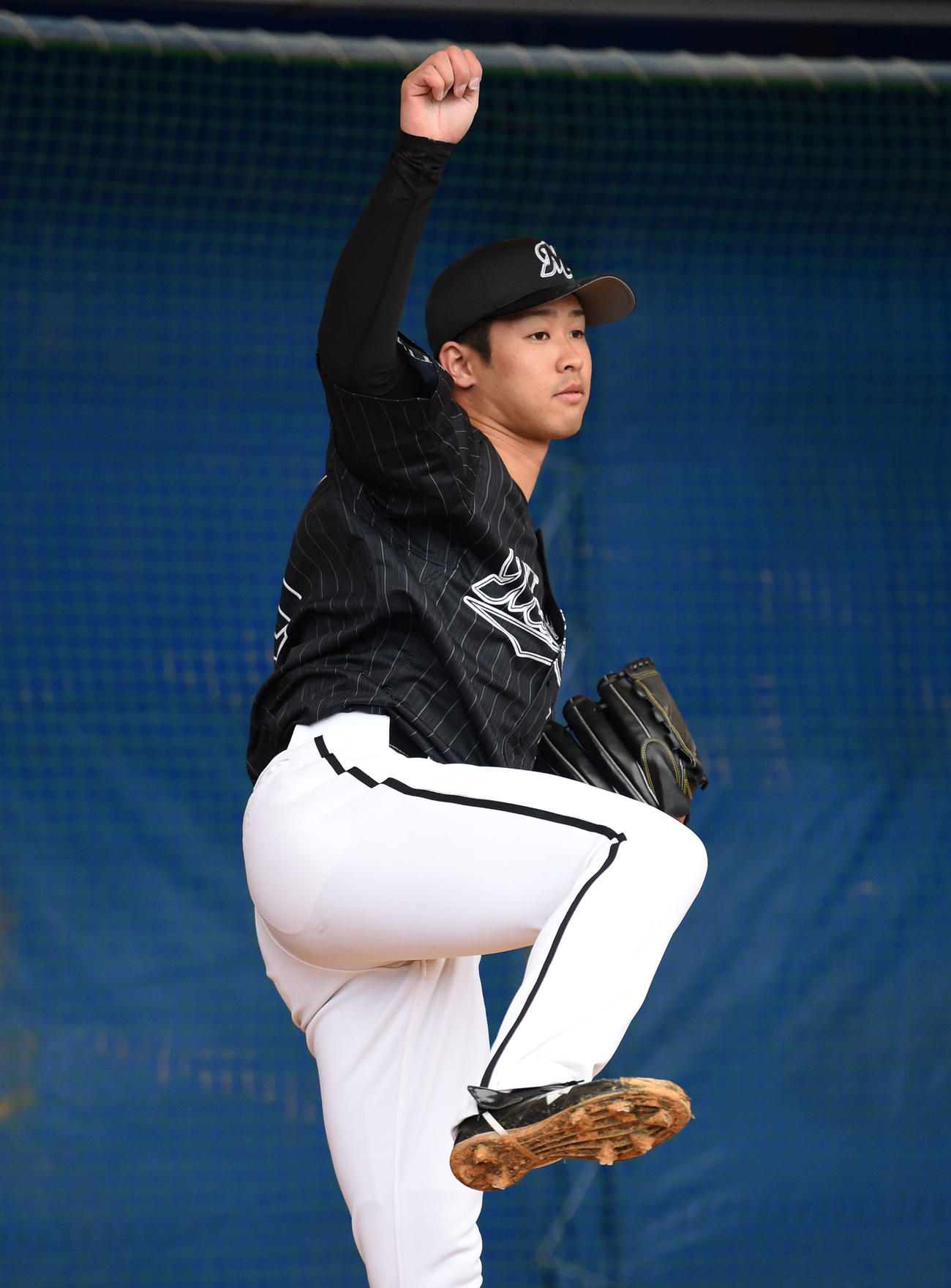 ブルペンで投球練習するロッテ種市（撮影・横山健太）