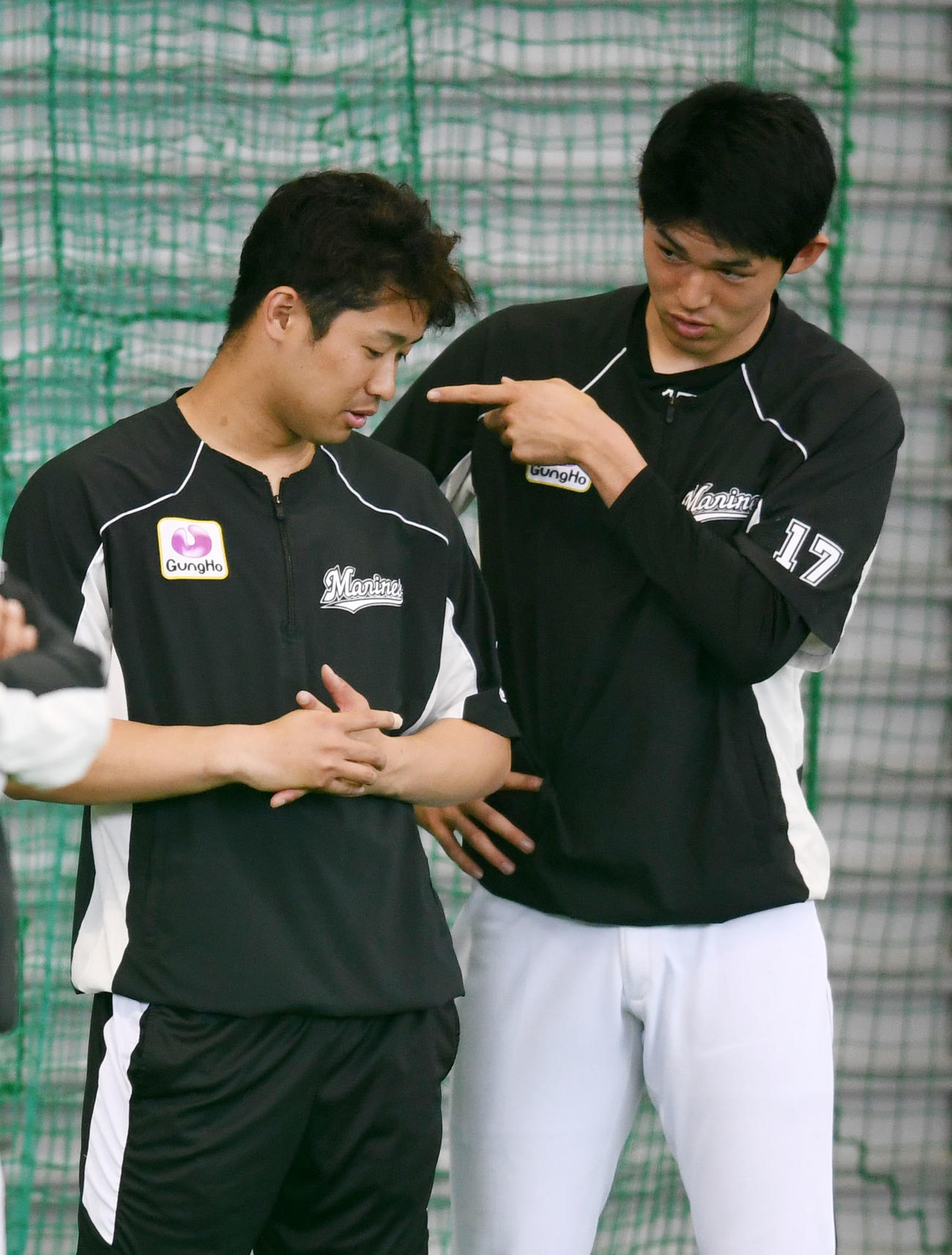 会話を交わすロッテ佐々木朗（右）と種市（撮影・横山健太）