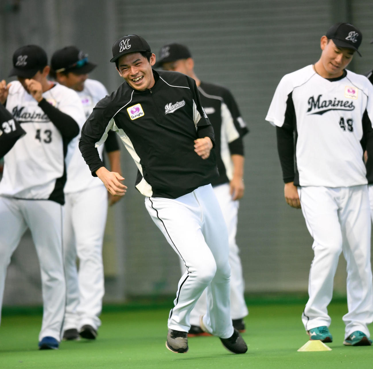 練習で笑顔を見せるロッテ佐々木朗（撮影・横山健太）