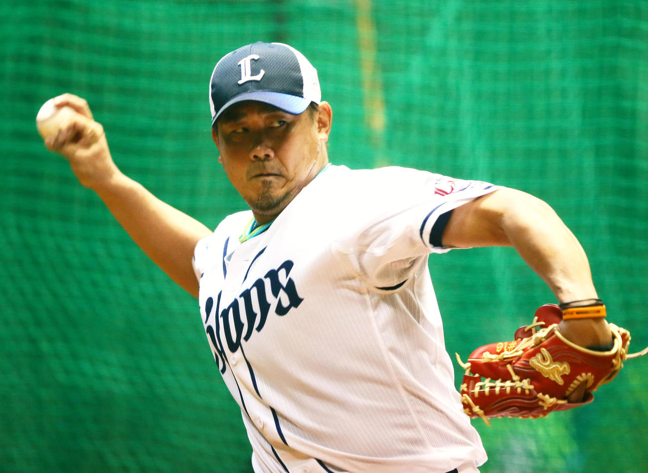 ブルペン投球する西武松坂（撮影・足立雅史）
