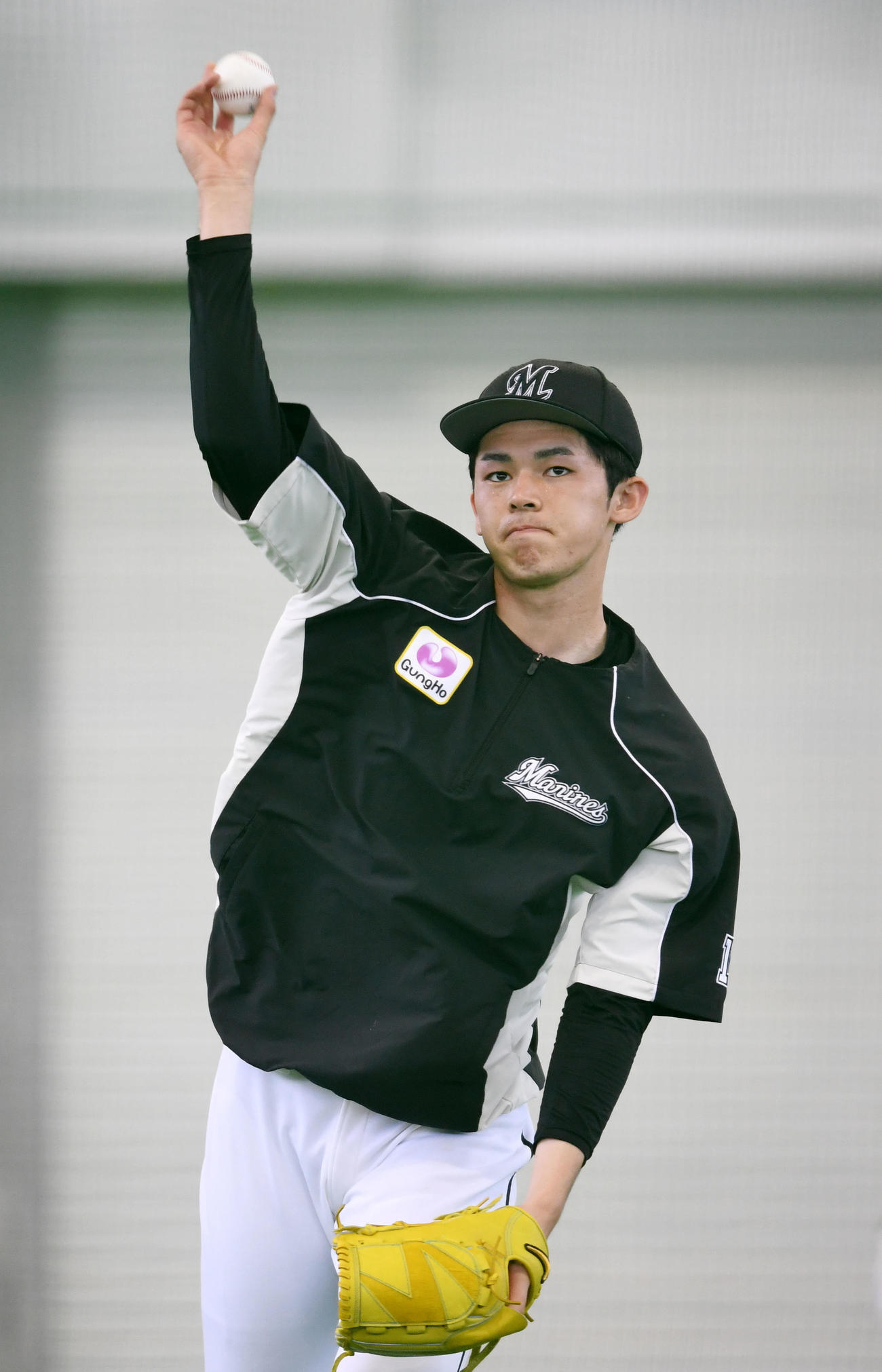 キャッチボールするロッテ佐々木朗（撮影・横山健太）