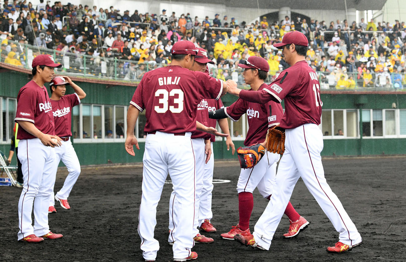 阪神対楽天　楽天2番手で登板し2回裏を投げ終えた涌井（右）は銀次らナインとタッチを交わす（撮影・滝沢徹郎）