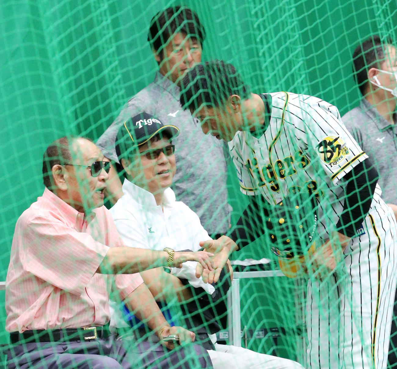 宜野座を訪れた江夏豊氏（左）にあいさつする矢野監督（撮影・上山淳一）
