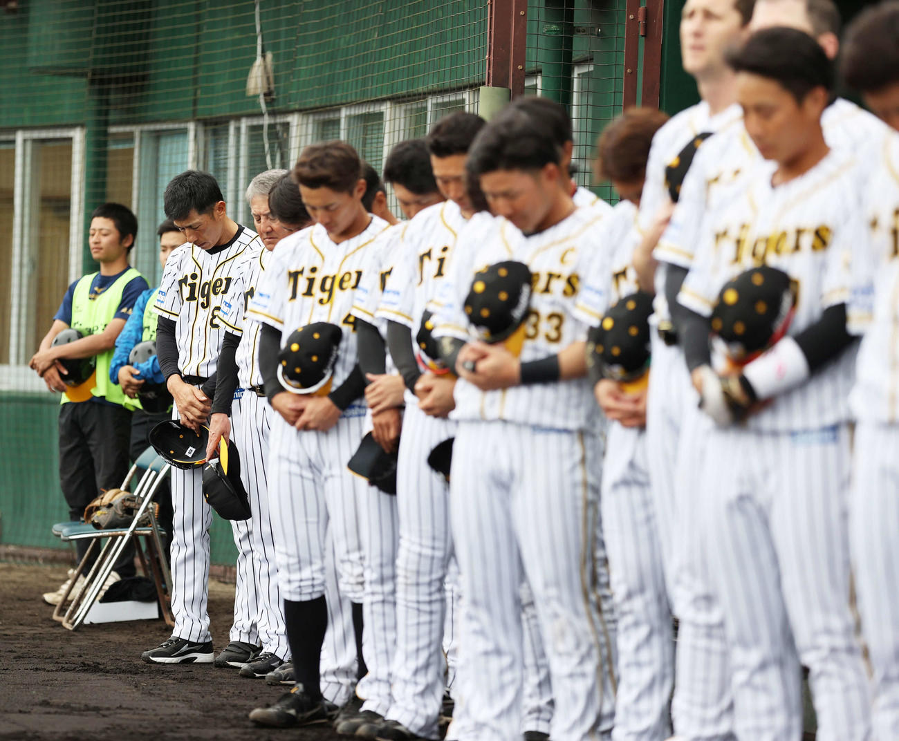 故野村克也氏の追悼試合で黙とうをささげる矢野監督（左）ら阪神ナイン（撮影・清水貴仁）