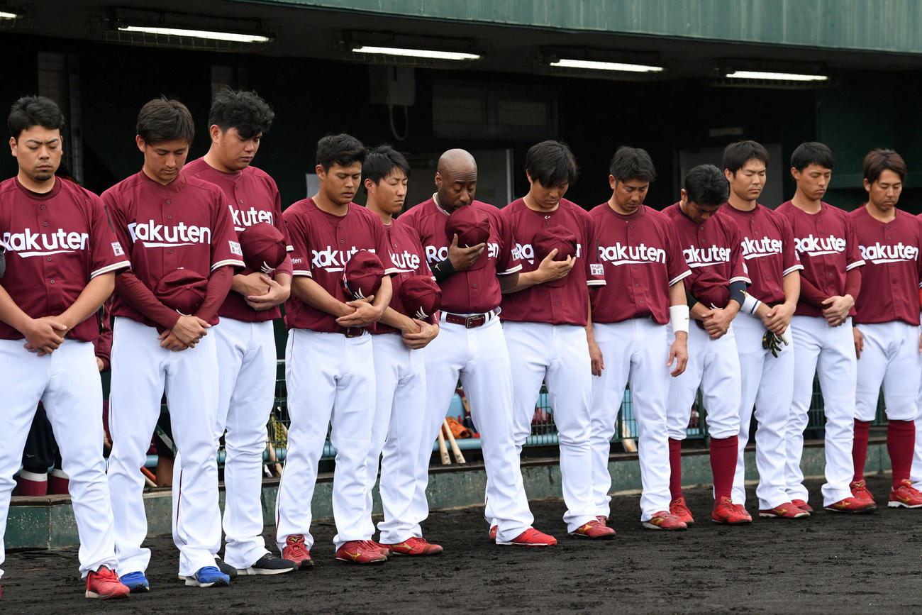 阪神対楽天　試合前に亡くなった野村克也さんへ黙とうする楽天ナイン（撮影・滝沢徹郎）