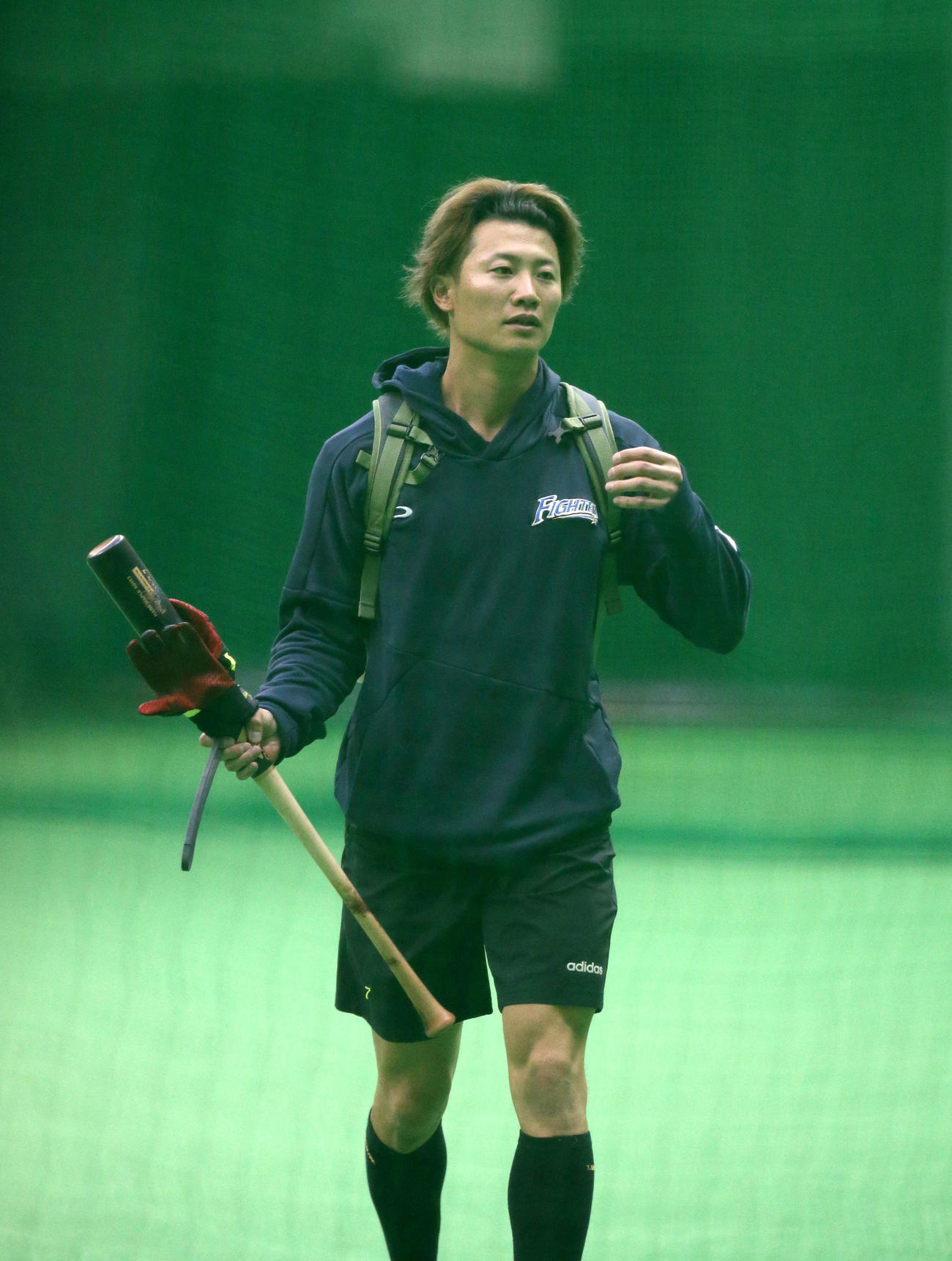 打撃練習を終え引き揚げる日本ハム西川（撮影・佐藤翔太）