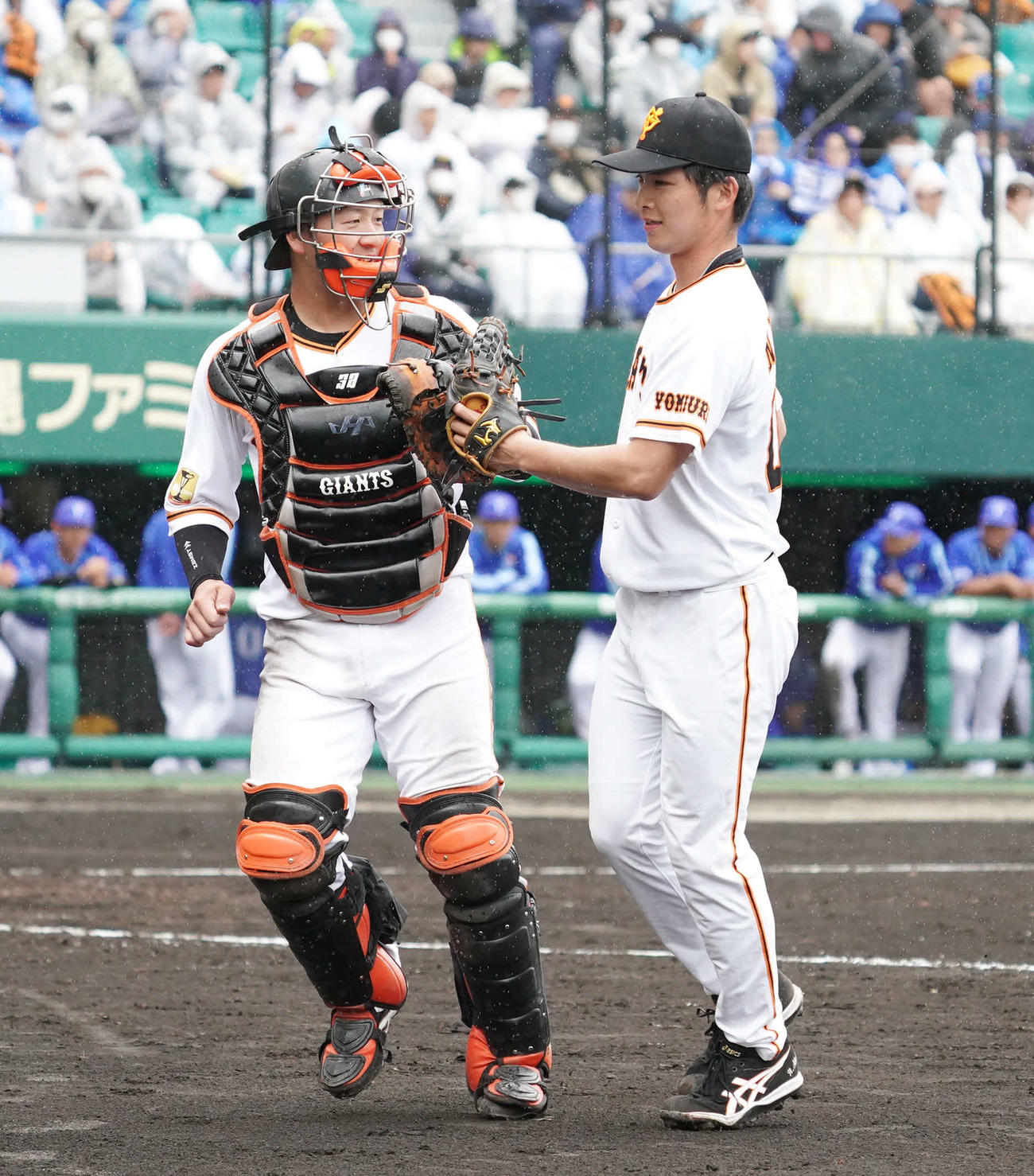 巨人対DeNA　6回を無失点に抑え、捕手岸田とタッチする巨人3番手の沼田（撮影・加藤諒）