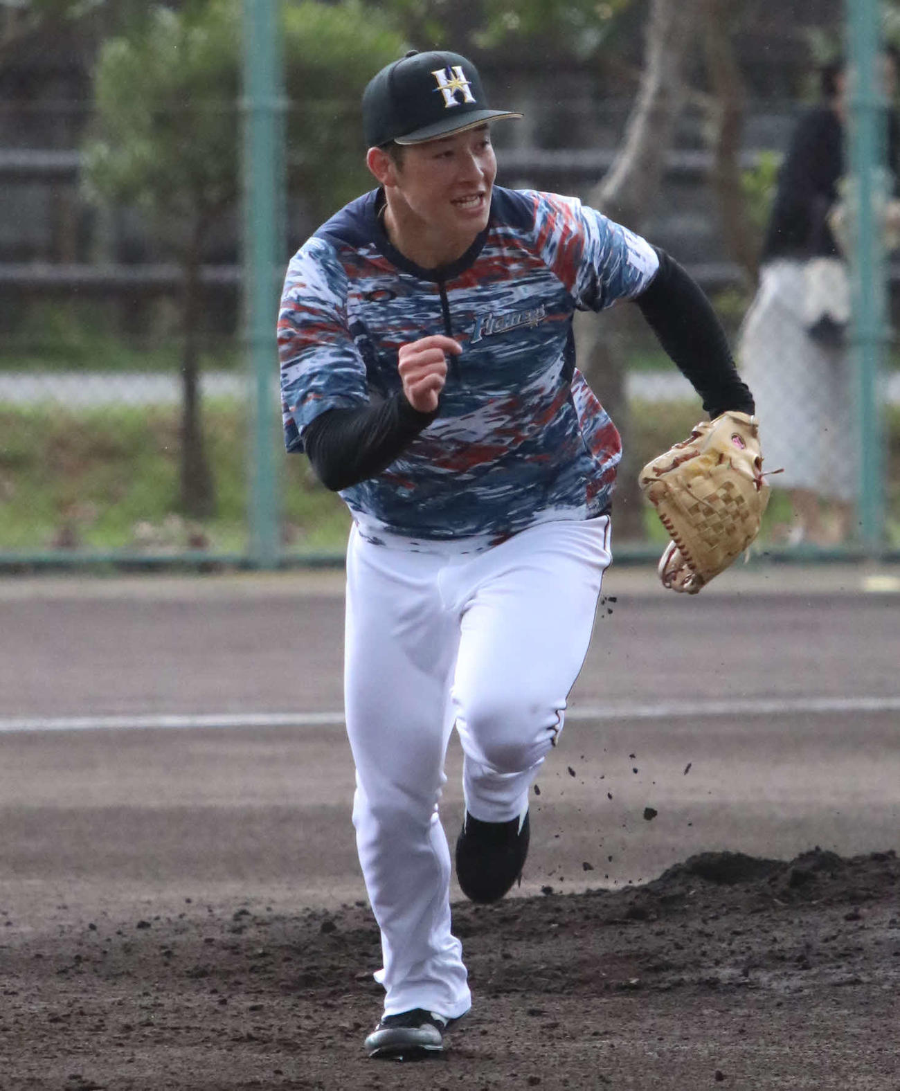 投内連係を行う日本ハム吉田輝（撮影・山崎純一）