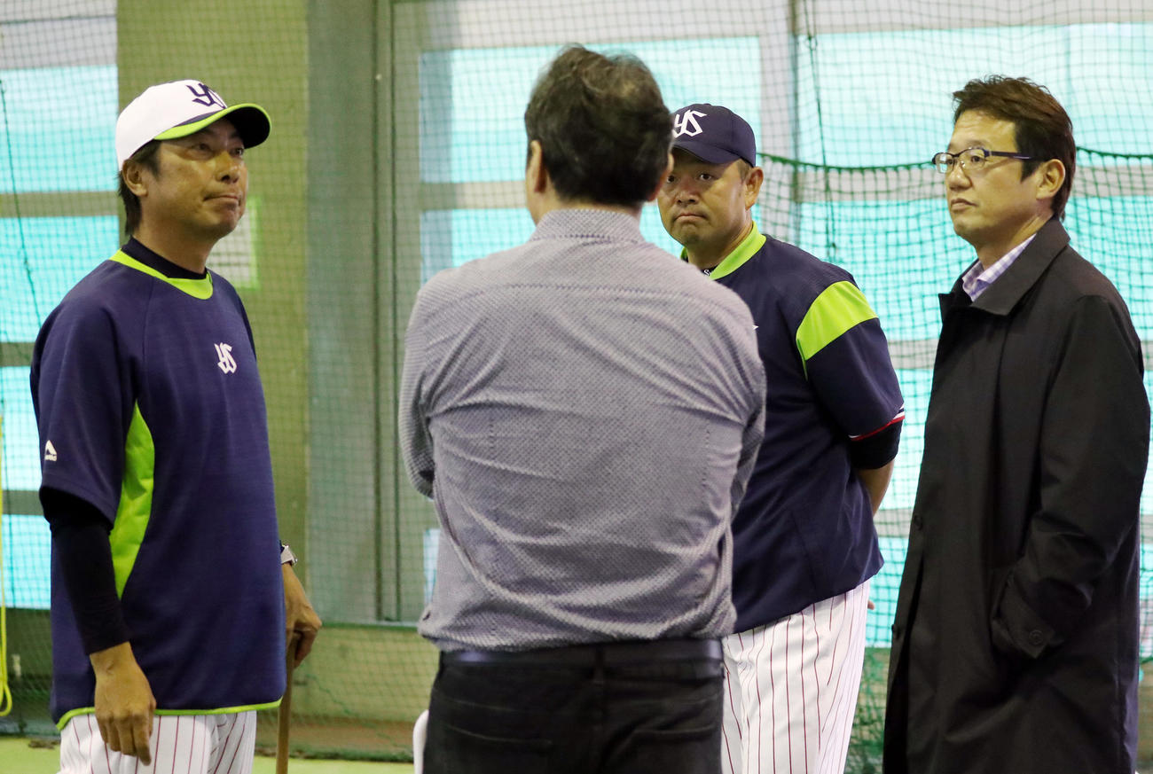 室内練習場で談笑する、左から高津監督、清宮氏、石井投手コーチ、古田氏（撮影・狩俣裕三）