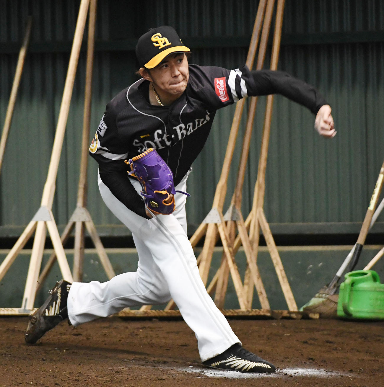 ブルペンで投げ込むソフトバンク古谷（撮影・今浪浩三）