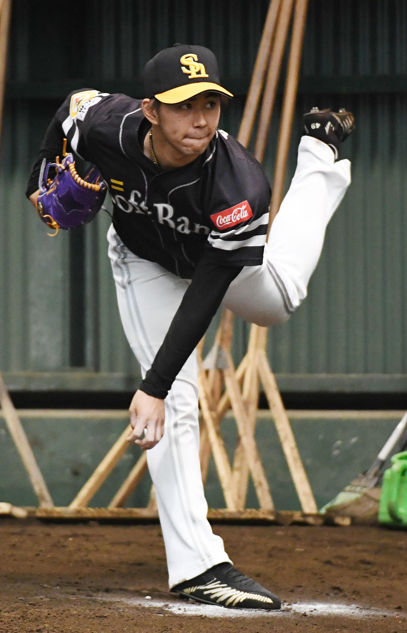 ソフトバンク春季キャンプ　ブルペンで投げ込む古谷優人（撮影・今浪浩三）