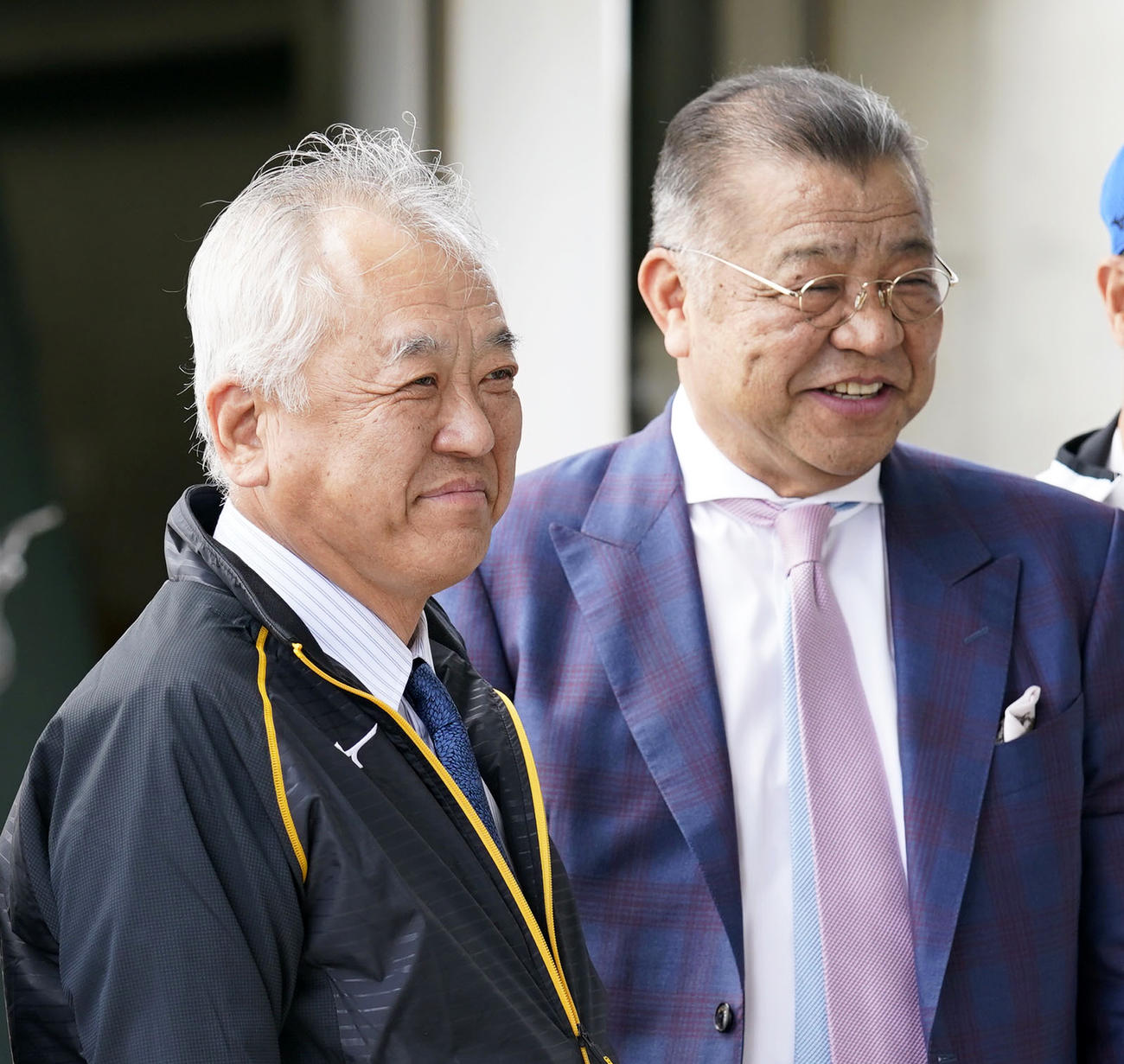 阪神春季キャンプ地の宜野座を訪れた阪神藤原オーナー（左）と掛布HLT（撮影・上山淳一）