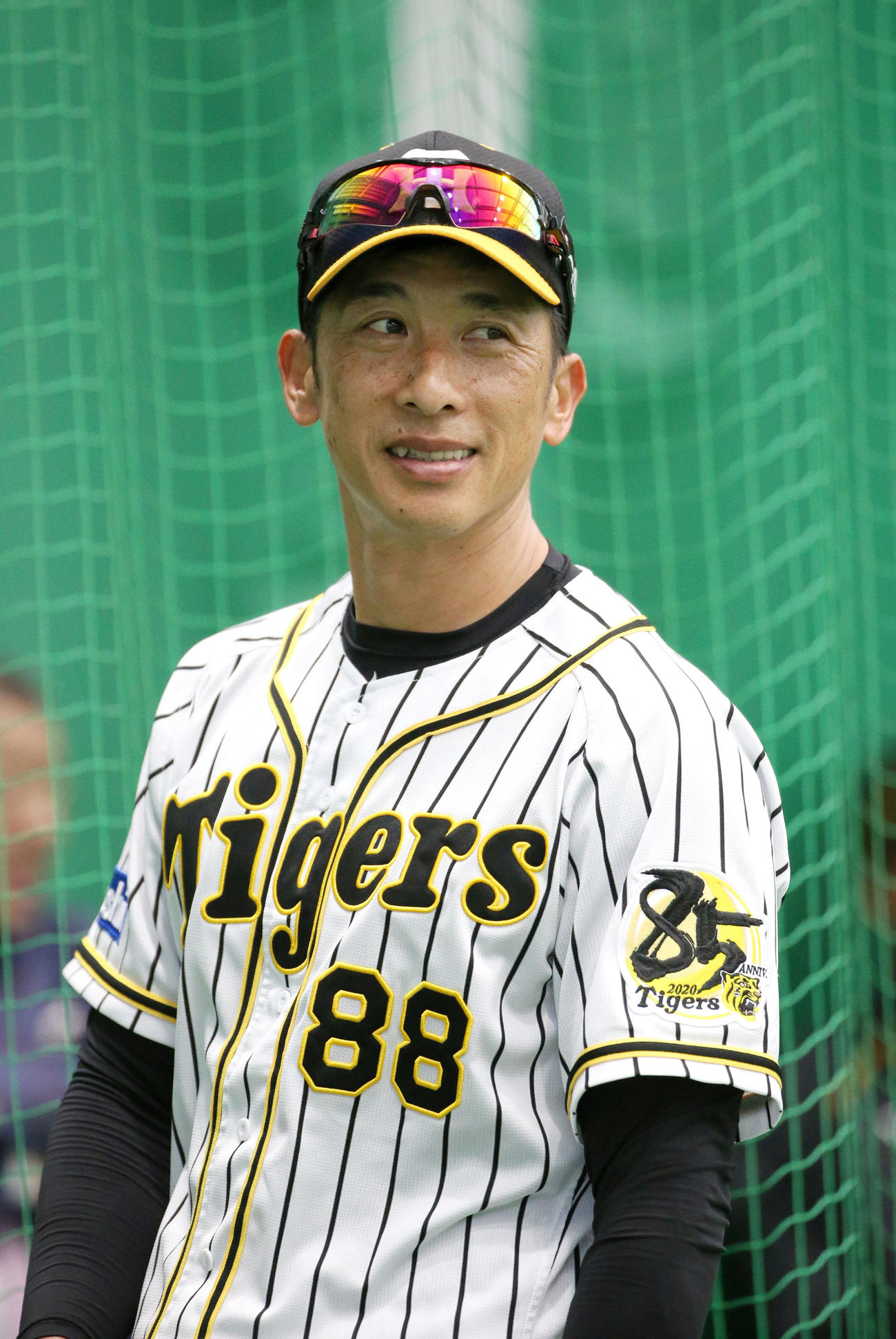ブルペンで笑顔を見せる矢野監督（撮影・上山淳一）