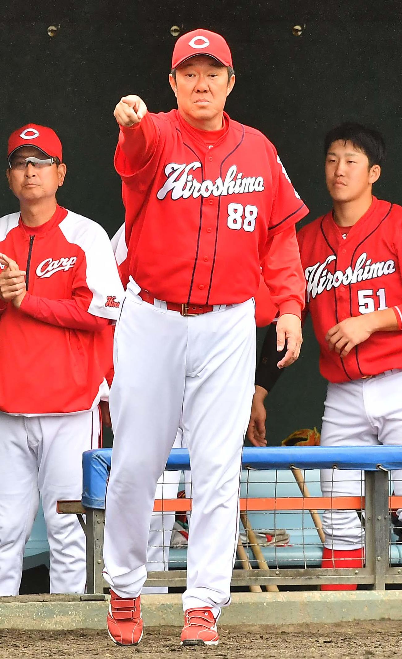 選手交代を告げる佐々岡真司監督（撮影・上田博志）