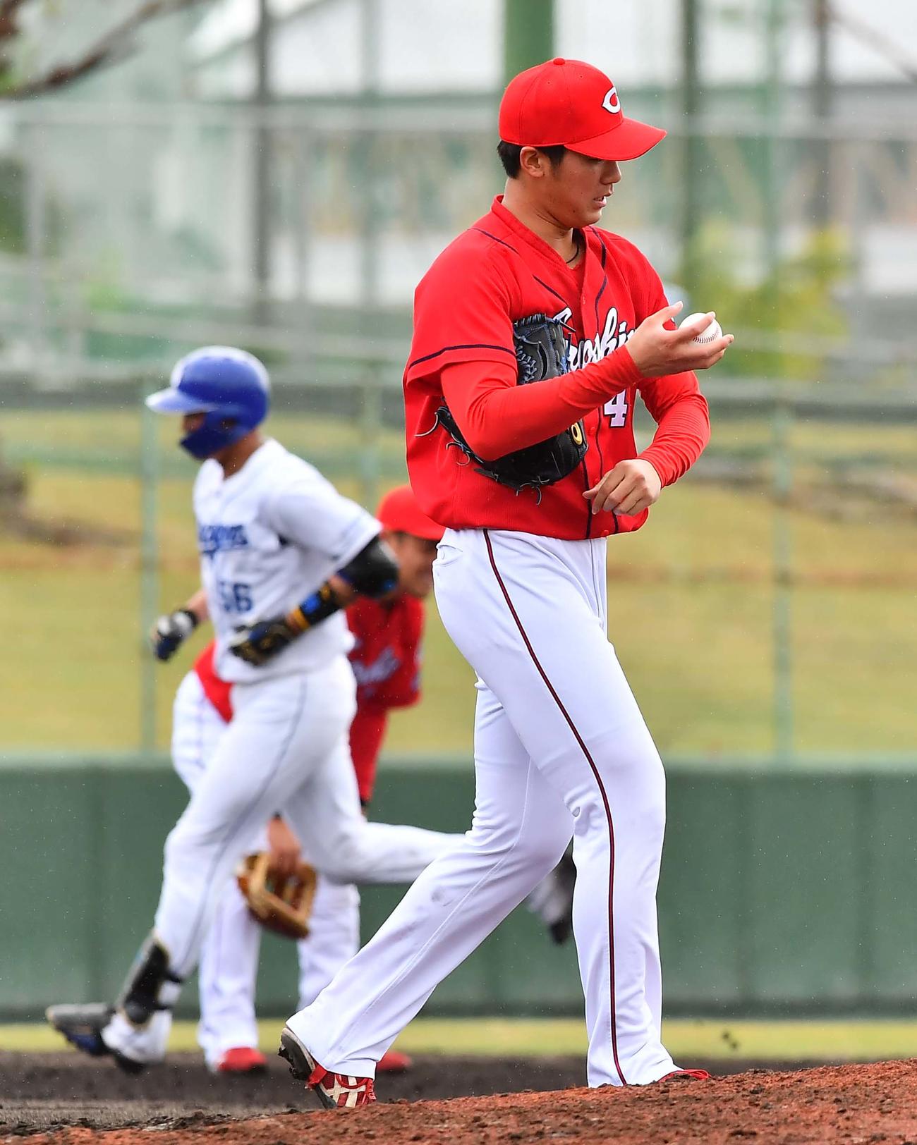 5回裏中日1死、武田（左）に右中間越えソロ本塁打を浴びる山口（撮影・上田博志）