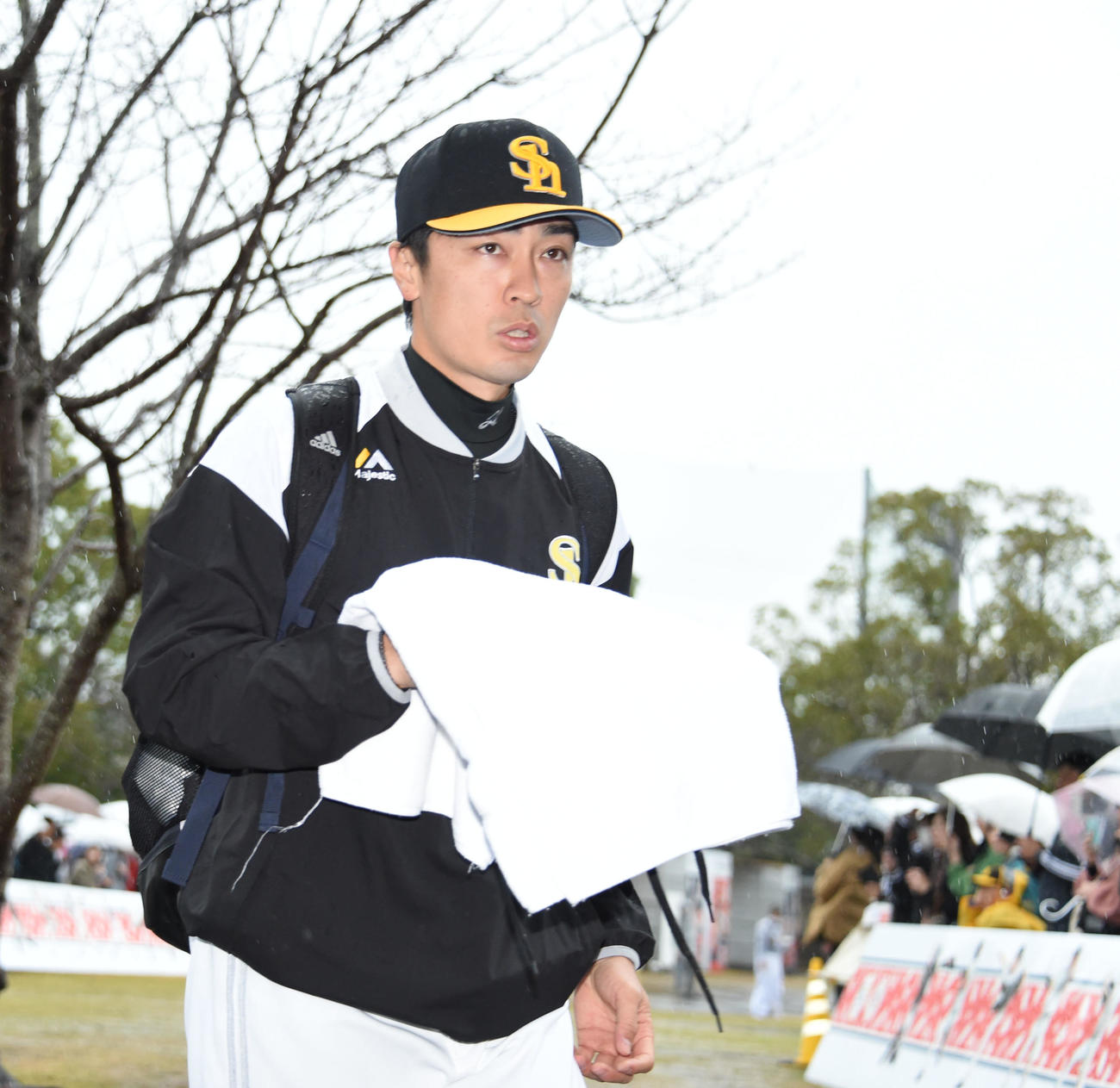 雨ではんぴドームに向かう和田（撮影・今浪浩三）