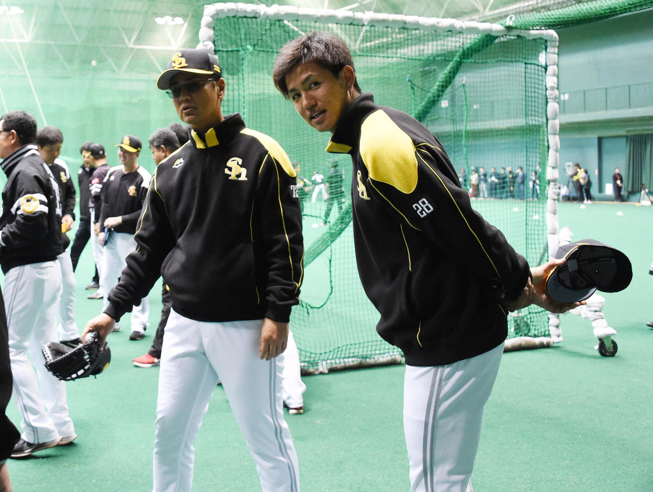 リハビリ組で調整を続ける高橋礼（右）（撮影・今浪浩三）