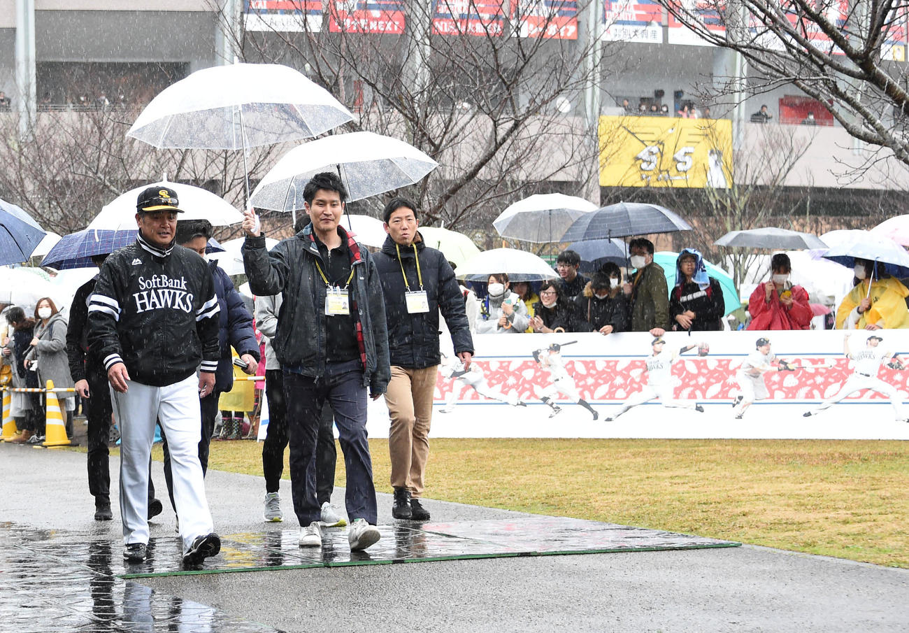 雨のためはんぴドームに向かう工藤監督（撮影・今浪浩三）