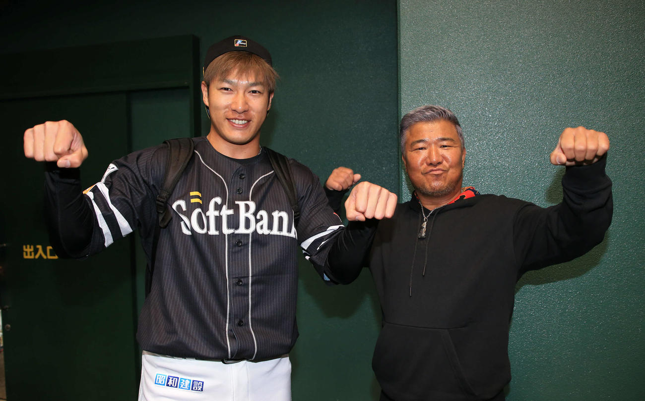 ボクシング亀田3兄弟の父、亀田史郎氏（右）と「3150（サイコー）ポーズ」をとる柳田（撮影・今浪浩三）
