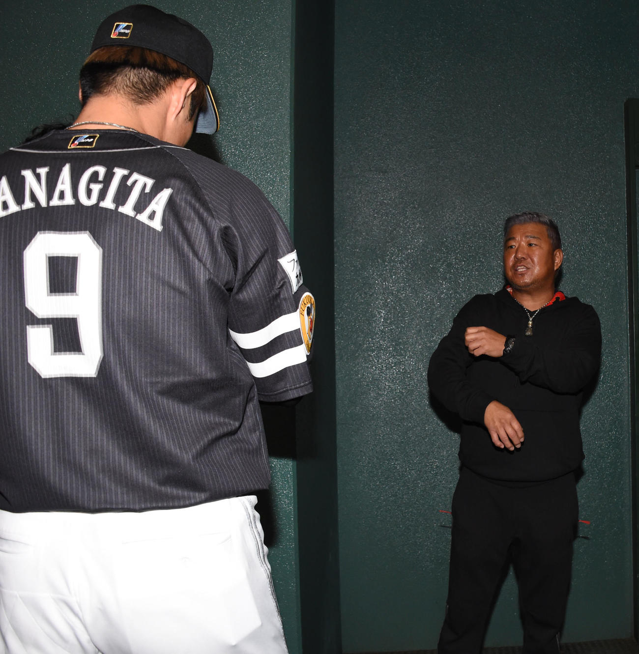 柳田と「3150（サイコー）ポーズ」を決めた亀田史郎氏（撮影・今浪浩三）