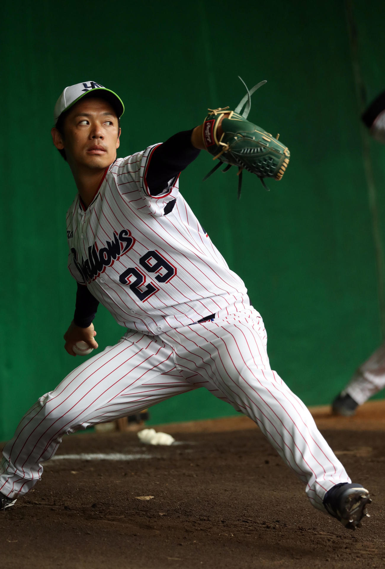 ブルペンで投げ込む小川（撮影・狩俣裕三）