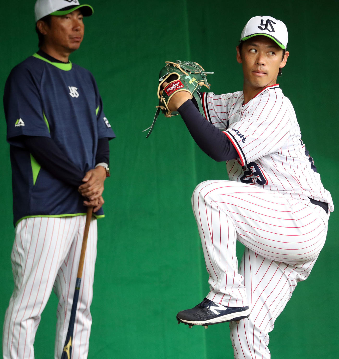 ブルペンで投げ込む小川。左は高津監督（撮影・狩俣裕三）