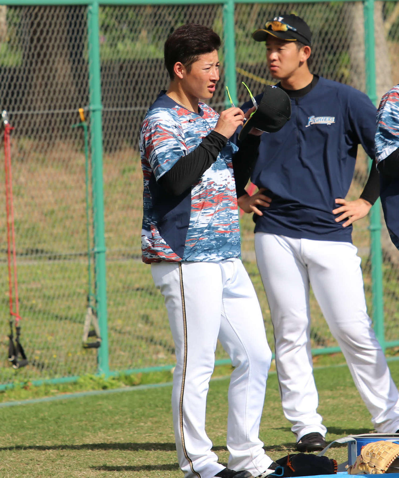 サングラスをはずす日本ハム吉田輝（撮影・山崎純一）