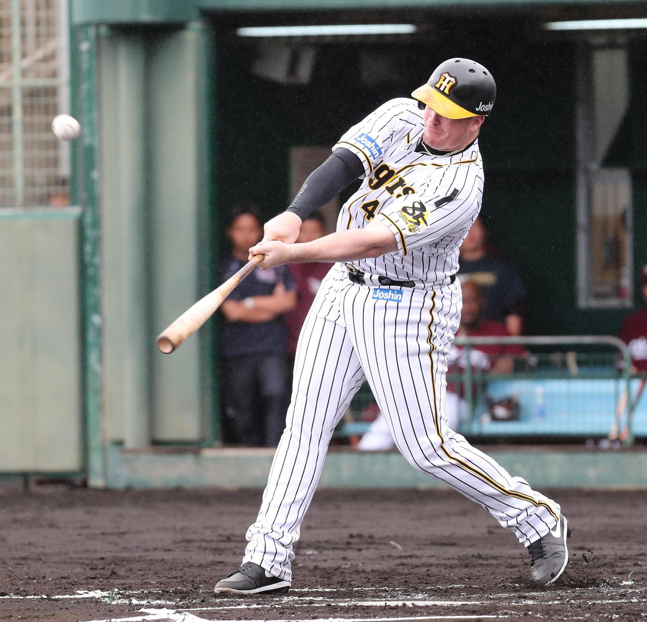 練習試合阪神対楽天　2回裏阪神無死、大きな当たりも左翼手島内宏明に捕られ凡退となるジャスティン・ボーア（撮影・清水貴仁）
