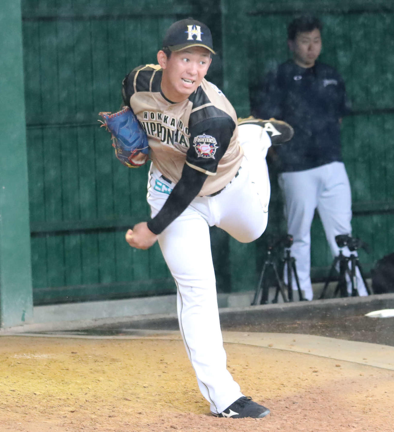 投球練習をする日本ハム北浦（撮影・山崎純一）