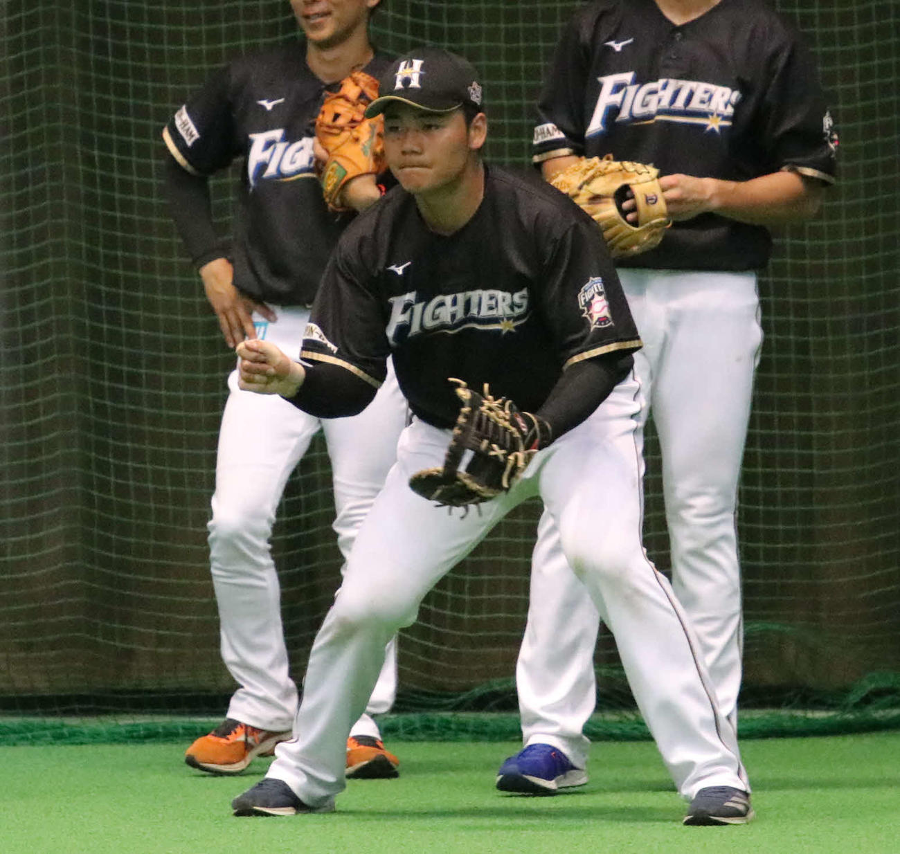 室内練習場でノックを受ける日本ハム清宮（撮影・山崎純一）