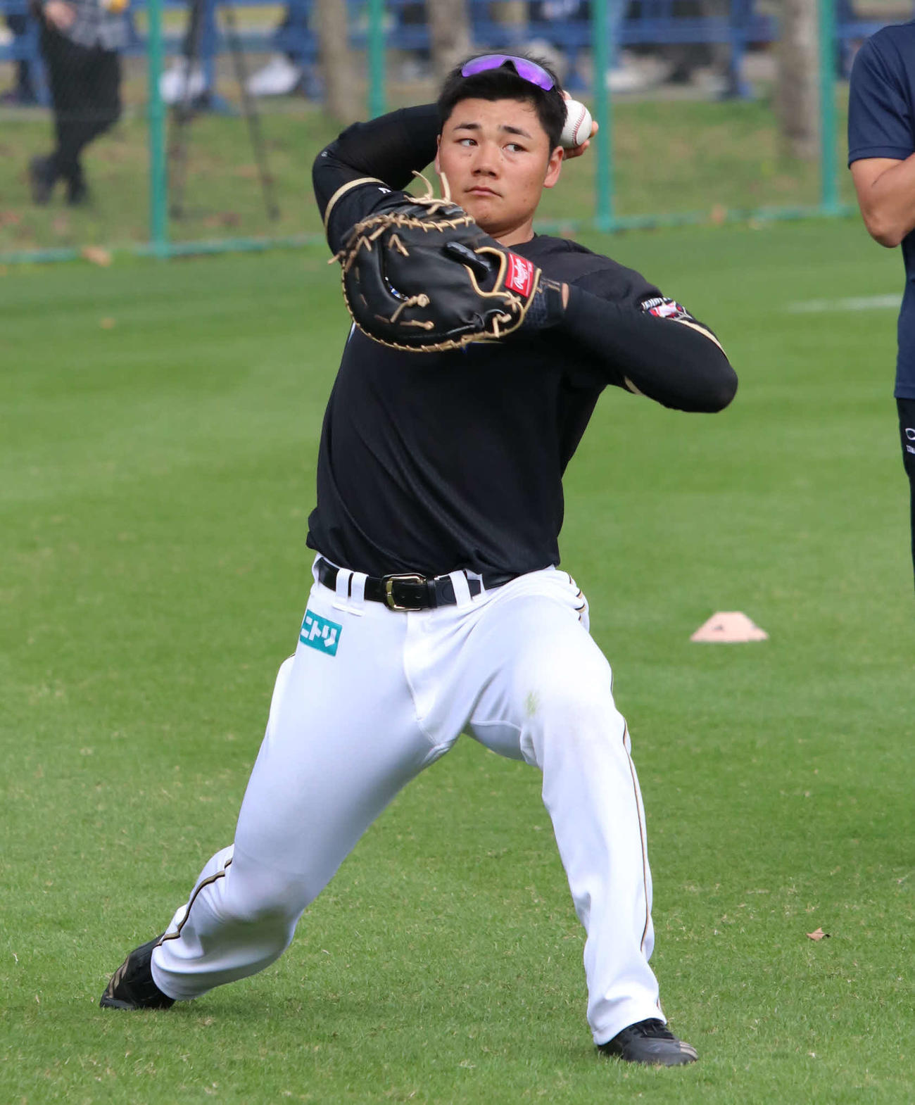 キャッチボールをする日本ハム清宮（撮影・山崎純一）