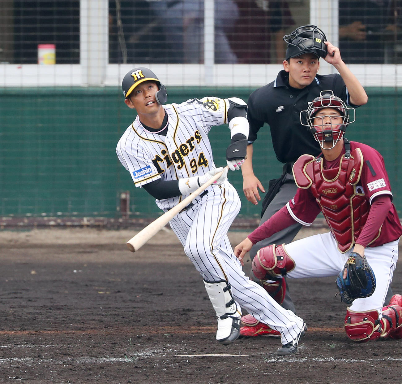 練習試合阪神対楽天　9回裏阪神2死二塁、左中間へサヨナラ打を放つ原口（撮影・前田充）