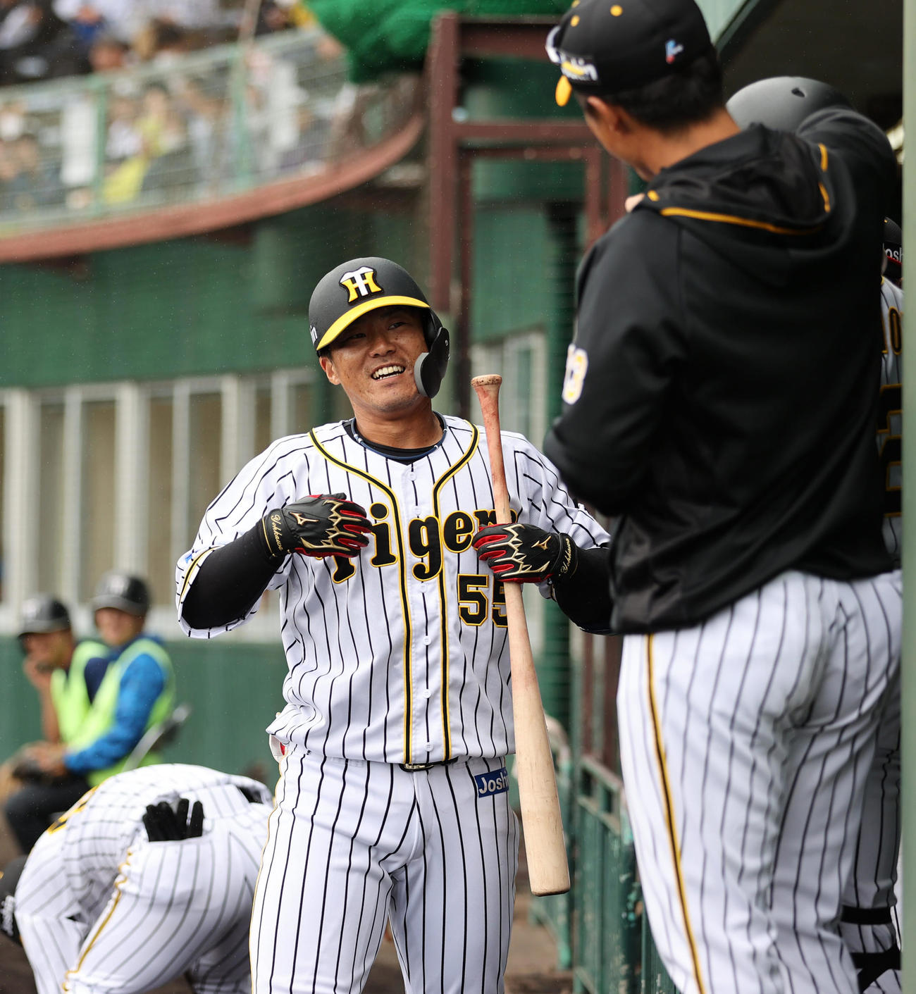 練習試合阪神対楽天　8回裏阪神2死、左越え本塁打を放ち生還する陽川尚将（撮影・清水貴仁）＝2020年2月16日、かりゆしホテルズボールパーク宜野座