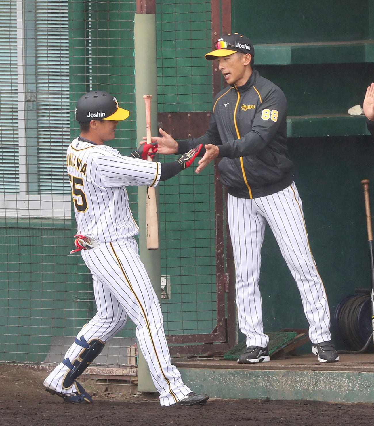 練習試合　阪神対楽天　8回裏阪神2死、本塁打を放った陽川をタッチで迎える矢野監督（撮影・前田充）