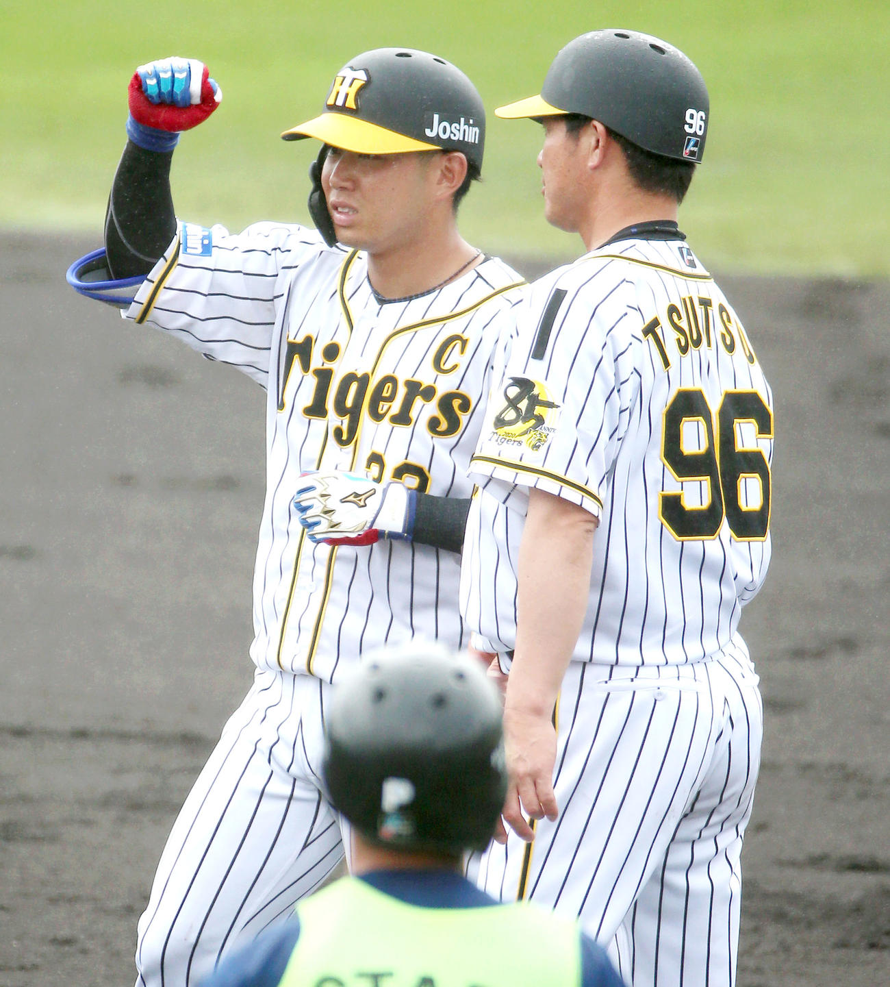 練習試合阪神対楽天　3回裏阪神1死、糸原（左）は右前打を放ち一塁でガッツポーズ（撮影・上山淳一）