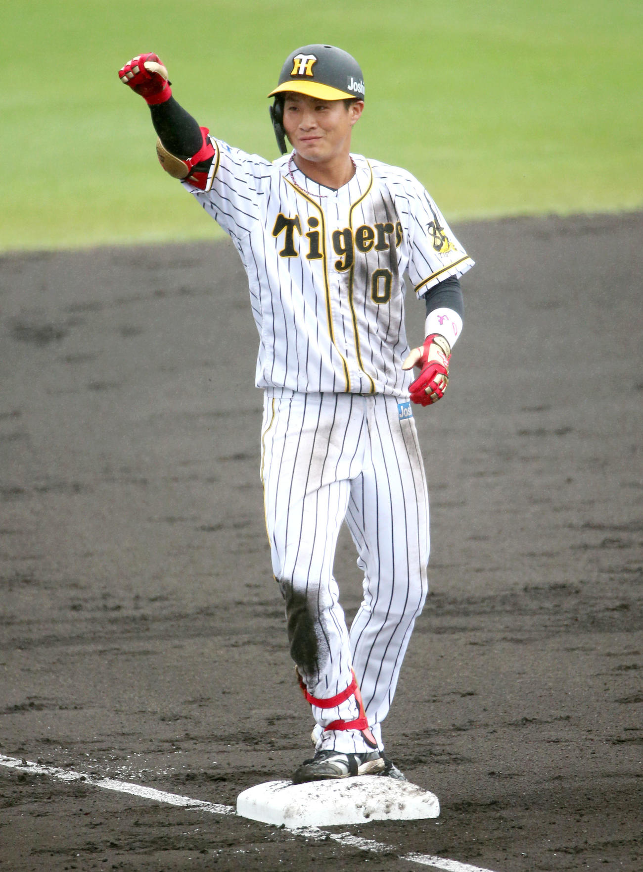 練習試合阪神対楽天　3回裏阪神無死一、二塁、木浪は2点適時三塁打を放ちベンチに向かってガッツポーズ（撮影・上山淳一）