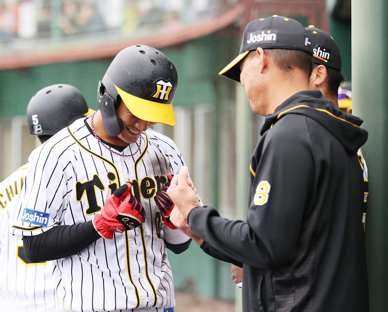 練習試合阪神対楽天　3回裏阪神無死三塁、近本光司の犠飛で生還した木浪（左）に力こぶで出迎える福留（撮影・清水貴仁）
