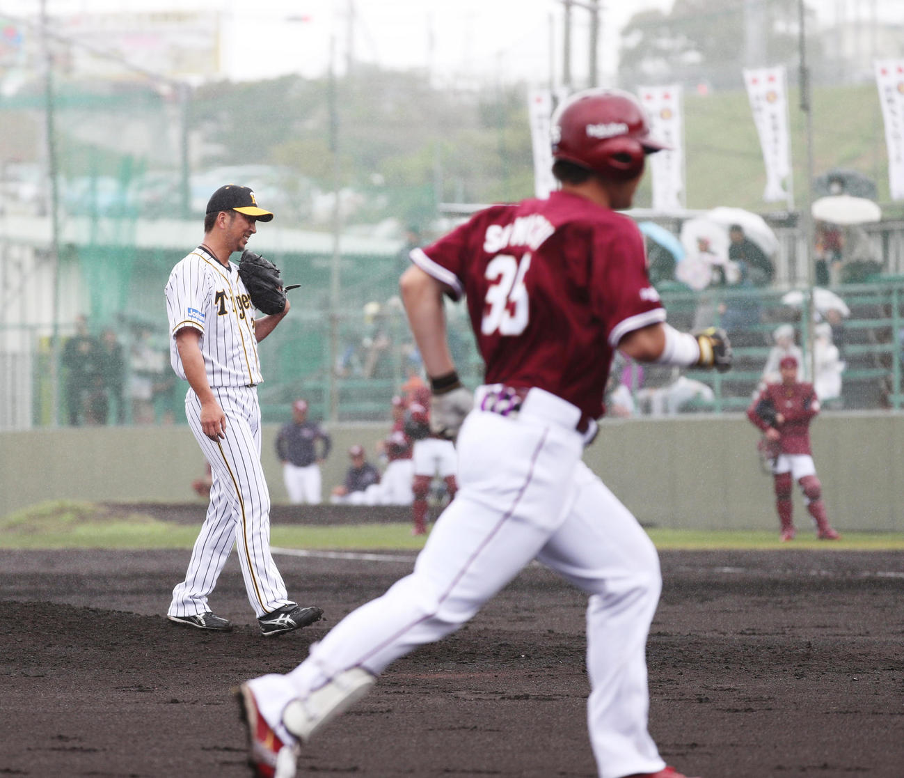 練習試合阪神対楽天　3回表楽天1死満塁、島内に満塁弾を浴びる藤川（撮影・清水貴仁）