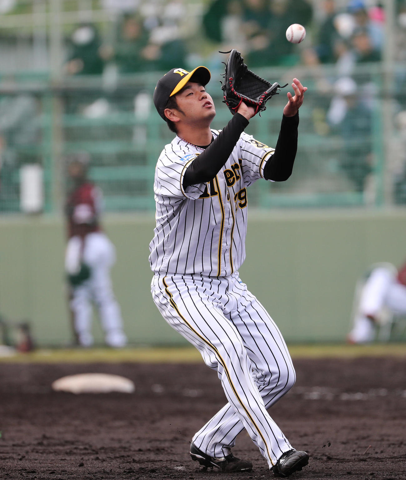 練習試合阪神対楽天　7回表楽天1死二塁、銀次を投ゴロに打ち取る高橋（撮影・清水貴仁）