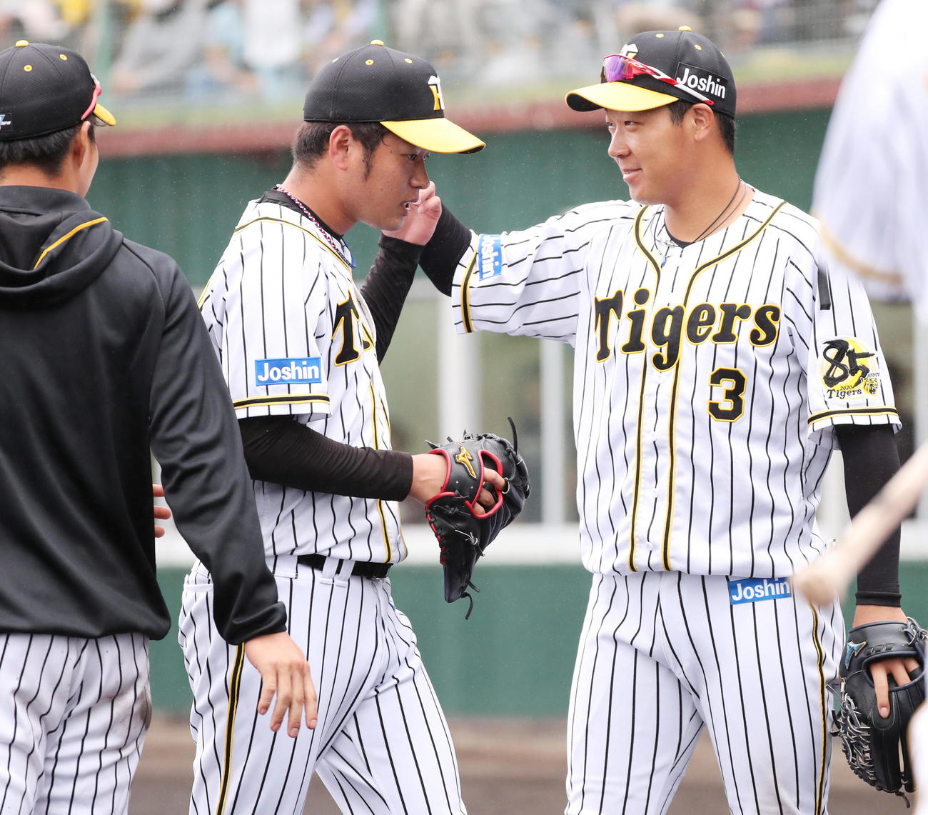 練習試合阪神対楽天　9回も無失点に抑えベンチ前で大山悠輔（右）とタッチを交わす高橋遥人（撮影・清水貴仁）
